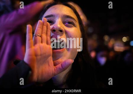 Ankara, Turquie. 08th mars 2022. Un manifestant crie des slogans pendant la manifestation. Des manifestants féminins sont descendus dans les rues d'Ankara Sakarya à l'occasion de la Journée internationale de la femme. Crédit : SOPA Images Limited/Alamy Live News Banque D'Images