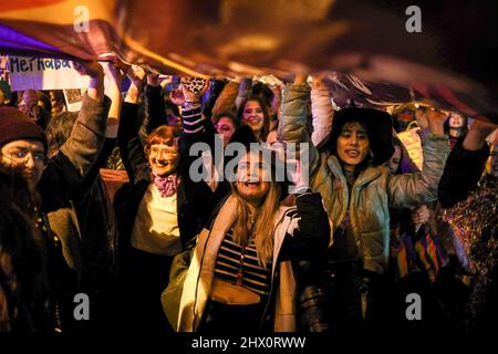 Ankara, Turquie. 08th mars 2022. Les manifestants crient des slogans sous une immense bannière pendant la manifestation. Des manifestants féminins sont descendus dans les rues d'Ankara Sakarya à l'occasion de la Journée internationale de la femme. Crédit : SOPA Images Limited/Alamy Live News Banque D'Images