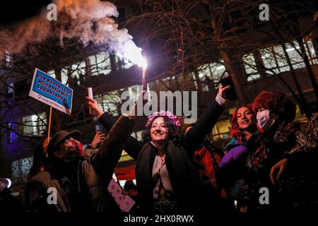 Ankara, Turquie. 08th mars 2022. Les manifestants tiennent des éclairs légers pendant la manifestation. Des manifestants féminins sont descendus dans les rues d'Ankara Sakarya à l'occasion de la Journée internationale de la femme. Crédit : SOPA Images Limited/Alamy Live News Banque D'Images