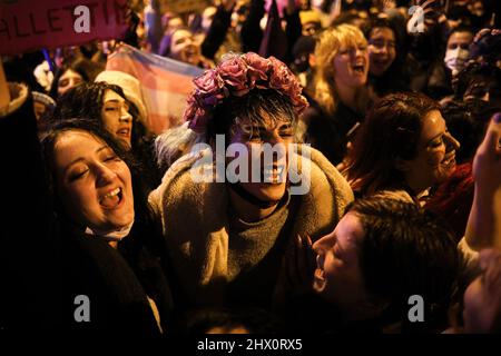 Ankara, Turquie. 08th mars 2022. Un transgenre crie des slogans pendant la démonstration. Des manifestants féminins sont descendus dans les rues d'Ankara Sakarya à l'occasion de la Journée internationale de la femme. Crédit : SOPA Images Limited/Alamy Live News Banque D'Images