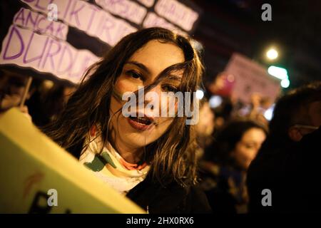 Ankara, Turquie. 08th mars 2022. Un manifestant vu avec des couleurs LGBTI sur son visage pendant la démonstration. Des manifestants féminins sont descendus dans les rues d'Ankara Sakarya à l'occasion de la Journée internationale de la femme. Crédit : SOPA Images Limited/Alamy Live News Banque D'Images