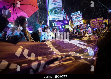 Ankara, Turquie. 08th mars 2022. Les manifestants tiennent des écriteaux et des banderoles sous la pluie pendant la manifestation. Des manifestants féminins sont descendus dans les rues d'Ankara Sakarya à l'occasion de la Journée internationale de la femme. (Photo de Tunahan Turhan/SOPA Images/Sipa USA) crédit: SIPA USA/Alay Live News Banque D'Images