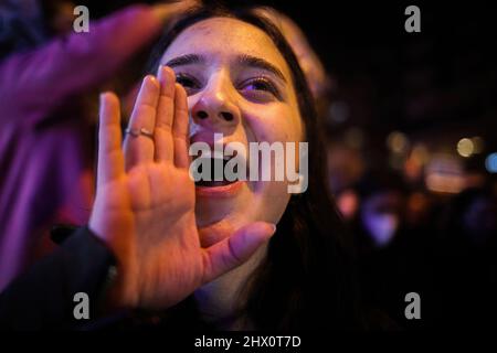 Ankara, Turquie. 08th mars 2022. Un manifestant crie des slogans pendant la manifestation. Des manifestants féminins sont descendus dans les rues d'Ankara Sakarya à l'occasion de la Journée internationale de la femme. (Photo de Tunahan Turhan/SOPA Images/Sipa USA) crédit: SIPA USA/Alay Live News Banque D'Images