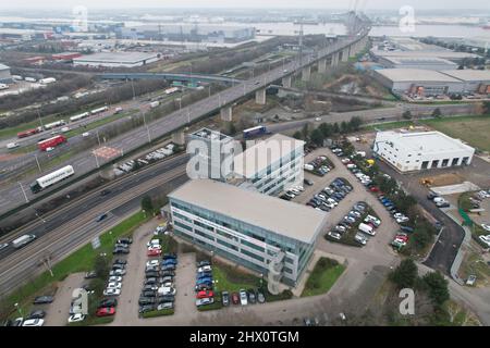 Bureaux Regus : Dartford-Thurrock River Crossing, pont Queen Elizabeth II, Royaume-Uni vue aérienne sur les drones Banque D'Images