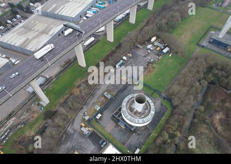 Puits de ventilation en hauteur de l'antenne de drone du tunnel de Dartford-Thurrock River Crossing Banque D'Images