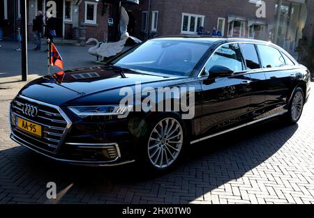 Laren, Niederlande. 08th mars 2022. Nouvelle voiture de la princesse Beatrix, un hybride prolongé Audi A8 Princesse Beatrix des pays-Bas départ au Musée Singer à Laren, le 08 mars 2022, après l'ouverture du nouveau Nardinczalen, ici la collection privée Nardinc Collection est exposée en permanence, la collection est donnée par Els Blokker-Verwer crédit: Albert Nieboer/pays-Bas OUT/point de vue OUT/dpa/Alay Live News Banque D'Images