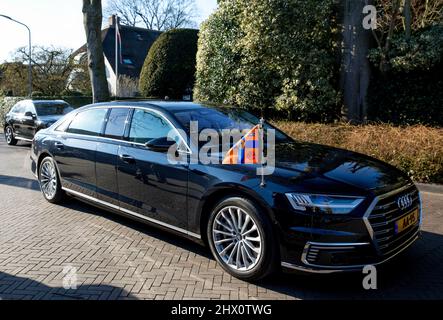 Laren, Niederlande. 08th mars 2022. Nouvelle voiture de la princesse Beatrix, un hybride prolongé Audi A8 Princesse Beatrix des pays-Bas départ au Musée Singer à Laren, le 08 mars 2022, après l'ouverture du nouveau Nardinczalen, ici la collection privée Nardinc Collection est exposée en permanence, la collection est donnée par Els Blokker-Verwer crédit: Albert Nieboer/pays-Bas OUT/point de vue OUT/dpa/Alay Live News Banque D'Images