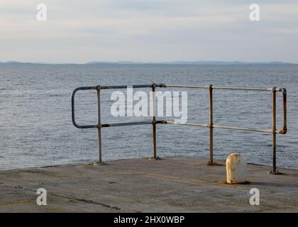 7 mars 2023. Hopeman, Moray, Écosse. C'est une scène de l'intérieur de la zone portuaire de Hopeman avec ses petits bateaux de pêche de loisirs et de travail. Banque D'Images