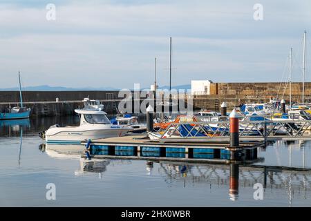 7 mars 2023. Hopeman, Moray, Écosse. C'est une scène de l'intérieur de la zone portuaire de Hopeman avec ses petits bateaux de pêche de loisirs et de travail. Banque D'Images