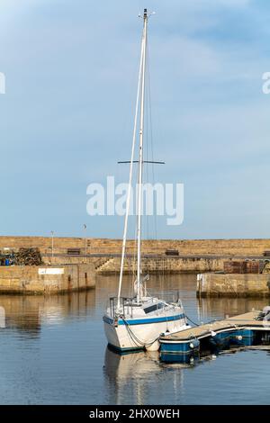 7 mars 2023. Hopeman, Moray, Écosse. C'est une scène de l'intérieur de la zone portuaire de Hopeman avec ses petits bateaux de pêche de loisirs et de travail. Banque D'Images