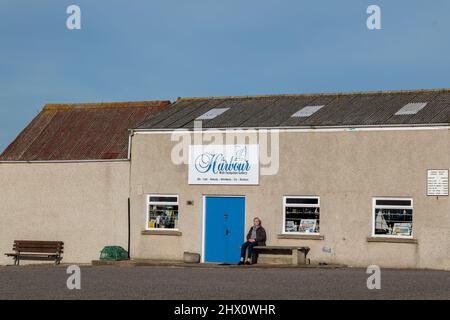 7 mars 2023. Hopeman, Moray, Écosse. C'est une scène de l'intérieur de la zone portuaire de Hopeman avec ses petits bateaux de pêche de loisirs et de travail. Banque D'Images