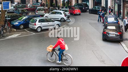 Strasbourg, France - 30 mai 2015 : vue d'en haut de la place du Temple-neuf dans le centre de Strasbourg - silhouette de cycliste Banque D'Images