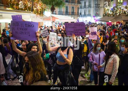 Malaga, Espagne. 08th mars 2022. Les manifestants tiennent des écriteaux lors d'une manifestation contre la violence sexiste. Sous le slogan principal : « les femmes ensemble sont imparables », des dizaines d'organisations féminines sont descendues dans la rue le 8 mars dans une protestation massive contre la violence faite aux femmes après avoir détendu les mesures contre la pandémie du coronavirus. Crédit : SOPA Images Limited/Alamy Live News Banque D'Images