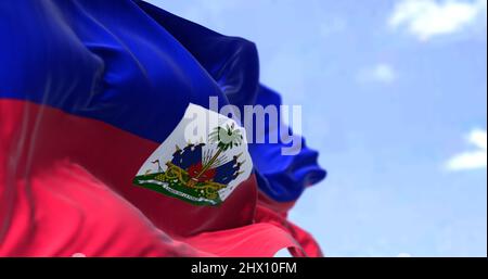 Détail du drapeau national d'Haïti qui agite dans le vent par temps clair. Haïti est un pays situé sur l'île d'Hispaniola dans les grandes Antilles Banque D'Images