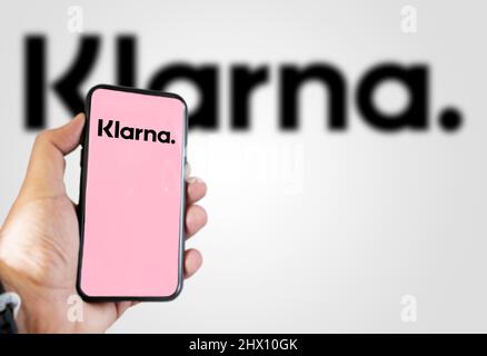 Rome, Italie, février 2022 : main tenant un appareil avec l'application mobile Klarna à l'écran. Klarna est le plus grand start-up de technologies de pointe privée en Europe. Banque D'Images