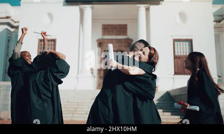 Les tests sont plus de, vos notes sont en, et son temps de célébrer. Photo des élèves qui se embrasent et célèbrent le jour de la remise des diplômes. Banque D'Images