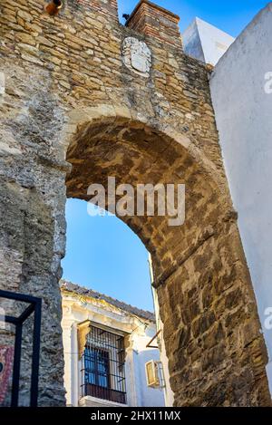 Vejer possède plusieurs arches d'entrée, qui sont conservées dans leur état d'origine. C'était une ville fortifiée avec quatre entrées. Banque D'Images