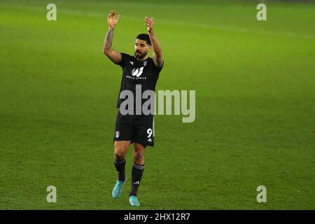Swansea, Royaume-Uni. 08th mars 2022. Aleksandar Mitrovic de Fulham fête après le match. EFL Skybet Championship Match, Swansea City v Fulham au stade Swansea.com de Swansea le mardi 8th mars 2022. Cette image ne peut être utilisée qu'à des fins éditoriales. Utilisation éditoriale uniquement, licence requise pour une utilisation commerciale. Aucune utilisation dans les Paris, les jeux ou les publications d'un seul club/ligue/joueur. photo par Andrew Orchard/Andrew Orchard sports Photography/Alamy Live News crédit: Andrew Orchard sports Photography/Alamy Live News Banque D'Images