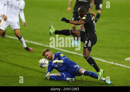 Swansea, Royaume-Uni. 08th mars 2022. Andy Fisher, gardien de but de Swansea City, glisse à l'intérieur pour faire des économies à Neeskens Kebano de Fulham. EFL Skybet Championship Match, Swansea City v Fulham au stade Swansea.com de Swansea le mardi 8th mars 2022. Cette image ne peut être utilisée qu'à des fins éditoriales. Utilisation éditoriale uniquement, licence requise pour une utilisation commerciale. Aucune utilisation dans les Paris, les jeux ou les publications d'un seul club/ligue/joueur. photo par Andrew Orchard/Andrew Orchard sports Photography/Alamy Live News crédit: Andrew Orchard sports Photography/Alamy Live News Banque D'Images