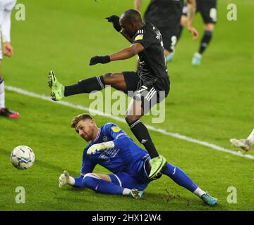 Swansea, Royaume-Uni. 08th mars 2022. Andy Fisher, gardien de but de Swansea City, glisse à l'intérieur pour faire des économies à Neeskens Kebano de Fulham. EFL Skybet Championship Match, Swansea City v Fulham au stade Swansea.com de Swansea le mardi 8th mars 2022. Cette image ne peut être utilisée qu'à des fins éditoriales. Utilisation éditoriale uniquement, licence requise pour une utilisation commerciale. Aucune utilisation dans les Paris, les jeux ou les publications d'un seul club/ligue/joueur. photo par Andrew Orchard/Andrew Orchard sports Photography/Alamy Live News crédit: Andrew Orchard sports Photography/Alamy Live News Banque D'Images