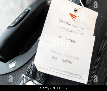 Une valise avec une étiquette de bagage à main Croatia airlinea Banque D'Images
