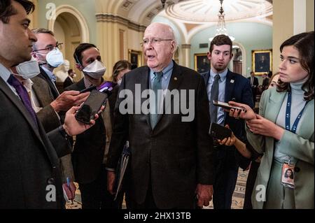 Washington, DC, États-Unis. 8th mars 2022. 8 mars 2022 - Washington, DC, États-Unis: Le sénateur américain PATRICK LEAHY (D-VT) parle avec des journalistes près de la salle du Sénat. (Image de crédit : © Michael Brochstein/ZUMA Press Wire) Banque D'Images