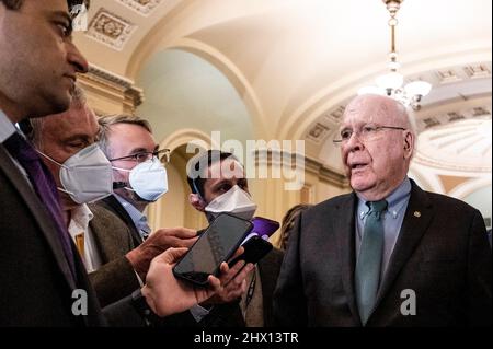 Washington, DC, États-Unis. 8th mars 2022. 8 mars 2022 - Washington, DC, États-Unis: Le sénateur américain PATRICK LEAHY (D-VT) parle avec des journalistes près de la salle du Sénat. (Image de crédit : © Michael Brochstein/ZUMA Press Wire) Banque D'Images
