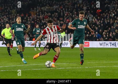 Sheffield, Royaume-Uni. 08th mars 2022. #27 Morgan Gibbs-White de Sheffield s'est Uni sous la pression de DAEL Fry, le numéro 6 de Middlesbrough, lors du match de championnat EFL Sky Bet entre Sheffield Utd et Middlesbrough à Bramall Lane, Sheffield, en Angleterre, le 8 mars 2022. Photo de Simon Hall. Utilisation éditoriale uniquement, licence requise pour une utilisation commerciale. Aucune utilisation dans les Paris, les jeux ou les publications d'un seul club/ligue/joueur. Crédit : UK Sports pics Ltd/Alay Live News Banque D'Images