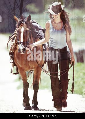 Aimer le plein air. Photo d'exposition multiple d'une forêt superposée sur une jeune cowgirl marchant son cheval. Banque D'Images