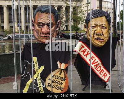 Des répliques en papier du président Rodrigo Duterte et de l'aspirant présidentiel Ferdinand 'Bongbong Marcos Jr. Sont exposées sur le terrain de Liwasang Bonifacio lors d'une manifestation à Manille. GABRIELA, une alliance nationale de femmes Philippines avec d'autres organisations de groupes de femmes, a organisé une marche de protestation à manille dans le cadre de la Journée internationale de la femme. Parmi les préoccupations du groupe militant, on compte la flambée du prix du carburant, de la pauvreté, des conflits fonciers, de la bonne gouvernance lors des prochaines élections nationales et locales et les injustices contre les femmes, en particulier les femmes autochtones. Banque D'Images