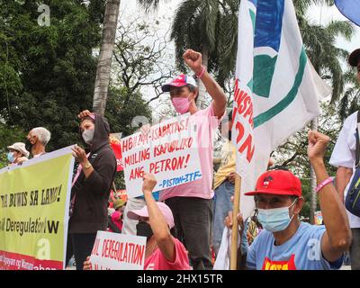 Manille, Philippines. 08th mars 2022. Les manifestants tiennent des écriteaux et des banderoles lors d'une manifestation à Manille. GABRIELA, une alliance nationale de femmes Philippines avec d'autres organisations de groupes de femmes, a organisé une marche de protestation à manille dans le cadre de la Journée internationale de la femme. Parmi les préoccupations du groupe militant, on compte la flambée du prix du carburant, de la pauvreté, des conflits fonciers, de la bonne gouvernance lors des prochaines élections nationales et locales et les injustices contre les femmes, en particulier les femmes autochtones. Crédit : SOPA Images Limited/Alamy Live News Banque D'Images