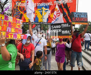 Manille, Philippines. 08th mars 2022. Les activistes militants marchent vers le site de Liwasang Bonifacio à Manille.GABRIELA, une alliance nationale de femmes Philippines avec d'autres organisations de groupes de femmes, a organisé une marche de protestation à manille dans le cadre de la Journée internationale de la femme. Parmi les préoccupations du groupe militant, on compte la flambée du prix du carburant, de la pauvreté, des conflits fonciers, de la bonne gouvernance lors des prochaines élections nationales et locales et les injustices contre les femmes, en particulier les femmes autochtones. Crédit : SOPA Images Limited/Alamy Live News Banque D'Images