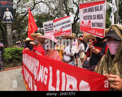 Manille, Philippines. 08th mars 2022. Les activistes militants marchent vers le site de Liwasang Bonifacio à Manille.GABRIELA, une alliance nationale de femmes Philippines avec d'autres organisations de groupes de femmes, a organisé une marche de protestation à manille dans le cadre de la Journée internationale de la femme. Parmi les préoccupations du groupe militant, on compte la flambée du prix du carburant, de la pauvreté, des conflits fonciers, de la bonne gouvernance lors des prochaines élections nationales et locales et les injustices contre les femmes, en particulier les femmes autochtones. Crédit : SOPA Images Limited/Alamy Live News Banque D'Images