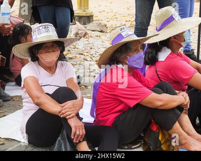 Manille, Philippines. 08th mars 2022. Les femmes protestataires portant un chapeau de fermiers philippins d'origine écoutent les discours pendant la manifestation. GABRIELA, une alliance nationale de femmes Philippines avec d'autres organisations de groupes de femmes, a organisé une marche de protestation à manille dans le cadre de la Journée internationale de la femme. Parmi les préoccupations du groupe militant, on compte la flambée du prix du carburant, de la pauvreté, des conflits fonciers, de la bonne gouvernance lors des prochaines élections nationales et locales et les injustices contre les femmes, en particulier les femmes autochtones. Crédit : SOPA Images Limited/Alamy Live News Banque D'Images