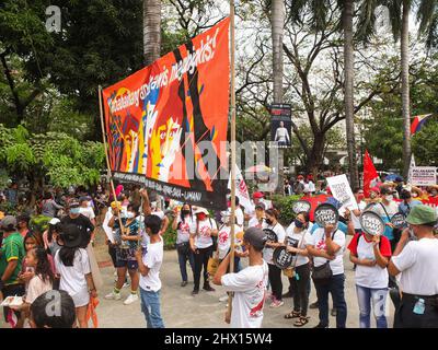 Manille, Philippines. 08th mars 2022. Les activistes militants marchent vers le site de Liwasang Bonifacio à Manille.GABRIELA, une alliance nationale de femmes Philippines avec d'autres organisations de groupes de femmes, a organisé une marche de protestation à manille dans le cadre de la Journée internationale de la femme. Parmi les préoccupations du groupe militant, on compte la flambée du prix du carburant, de la pauvreté, des conflits fonciers, de la bonne gouvernance lors des prochaines élections nationales et locales et les injustices contre les femmes, en particulier les femmes autochtones. Crédit : SOPA Images Limited/Alamy Live News Banque D'Images