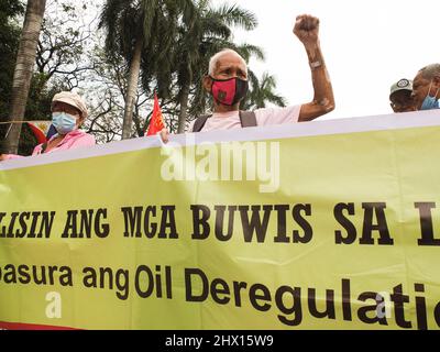 Manille, Philippines. 08th mars 2022. Un manifestant de personnes âgées tient une bannière et lève son poing lors de la manifestation à Manille. GABRIELA, une alliance nationale de femmes Philippines avec d'autres organisations de groupes de femmes, a organisé une marche de protestation à manille dans le cadre de la Journée internationale de la femme. Parmi les préoccupations du groupe militant, on compte la flambée du prix du carburant, de la pauvreté, des conflits fonciers, de la bonne gouvernance lors des prochaines élections nationales et locales et les injustices contre les femmes, en particulier les femmes autochtones. Crédit : SOPA Images Limited/Alamy Live News Banque D'Images