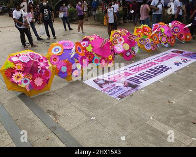 Manille, Philippines. 08th mars 2022. Des parasols colorés sont exposés au Liwasang Bonifacio lors d'une démonstration à Manille. GABRIELA, une alliance nationale de femmes Philippines avec d'autres organisations de groupes de femmes, a organisé une marche de protestation à manille dans le cadre de la Journée internationale de la femme. Parmi les préoccupations du groupe militant, on compte la flambée du prix du carburant, de la pauvreté, des conflits fonciers, de la bonne gouvernance lors des prochaines élections nationales et locales et les injustices contre les femmes, en particulier les femmes autochtones. Crédit : SOPA Images Limited/Alamy Live News Banque D'Images