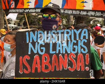 Manille, Philippines. 08th mars 2022. Un manifestant tient un écriteau sur l'industrie du carburant lors de la manifestation à Manille. GABRIELA, une alliance nationale de femmes Philippines avec d'autres organisations de groupes de femmes, a organisé une marche de protestation à manille dans le cadre de la Journée internationale de la femme. Parmi les préoccupations du groupe militant, on compte la flambée du prix du carburant, de la pauvreté, des conflits fonciers, de la bonne gouvernance lors des prochaines élections nationales et locales et les injustices contre les femmes, en particulier les femmes autochtones. (Photo de Josefiel Rivera/SOPA Images/Sipa USA) crédit: SIPA USA/Alay Live News Banque D'Images