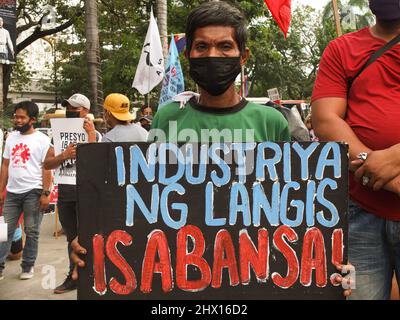 Manille, Philippines. 08th mars 2022. Un manifestant tient un écriteau sur l'industrie du carburant lors de la manifestation à Manille. GABRIELA, une alliance nationale de femmes Philippines avec d'autres organisations de groupes de femmes, a organisé une marche de protestation à manille dans le cadre de la Journée internationale de la femme. Parmi les préoccupations du groupe militant, on compte la flambée du prix du carburant, de la pauvreté, des conflits fonciers, de la bonne gouvernance lors des prochaines élections nationales et locales et les injustices contre les femmes, en particulier les femmes autochtones. (Photo de Josefiel Rivera/SOPA Images/Sipa USA) crédit: SIPA USA/Alay Live News Banque D'Images