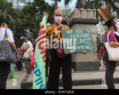 Manille, Philippines. 08th mars 2022. Un manifestant gay tient un écriteau lors d'une manifestation à Manille. GABRIELA, une alliance nationale de femmes Philippines avec d'autres organisations de groupes de femmes, a organisé une marche de protestation à manille dans le cadre de la Journée internationale de la femme. Parmi les préoccupations du groupe militant, on compte la flambée du prix du carburant, de la pauvreté, des conflits fonciers, de la bonne gouvernance lors des prochaines élections nationales et locales et les injustices contre les femmes, en particulier les femmes autochtones. (Photo de Josefiel Rivera/SOPA Images/Sipa USA) crédit: SIPA USA/Alay Live News Banque D'Images