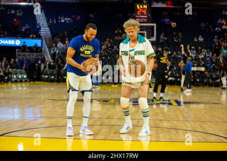 San Francisco, Californie. Le 8 mars 2022, le garde-point Stephen Curry (30) et l'acteur Will Ferrell s'échauffe lors des échauffements avant que l'équipe ne joue contre les Los Angeles Clippers au Chase Center le 8 mars 2022 à San Francisco, Californie. Crédit : CV/ImageSpace/MediaPunch Banque D'Images