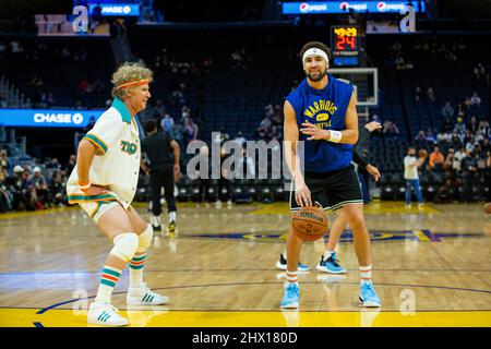 San Francisco, Californie. Le 8 mars 2022, l'acteur Will Ferrell porte l'uniforme Flint Tropics du long métrage 'sime-Pro' et rejoint Klay Thompson de la garde des Golden State Warriors Klay Thompson (11) lors des échauffements avant que l'équipe ne joue contre les Los Angeles Clippers au Chase Center le 8 mars 2022 à San Francisco, Californie. Crédit : CV/ImageSpace/MediaPunch Banque D'Images