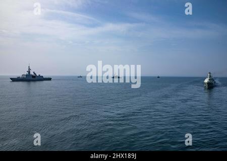 220307-A-LN610-1086 GOLFE D'OMAN (7 mars 2022) des navires omanais, français, britanniques et américains naviguent en formation pendant l'exercice maritime multinational Khunjar HADD dans le golfe d'Oman, mars 7. Les navires USS Dextrous (MCM 13) et USS Devastator (MCM 6), ainsi que les navires de la Garde côtière américaine USCGC Charles Molthrope (WPC 1141) et USCGC Robert Goldman (WPC 1142), ont participé aux contre-mesures. (É.-U. Photo de l'armée par la SPC. Zachery Frost) Banque D'Images