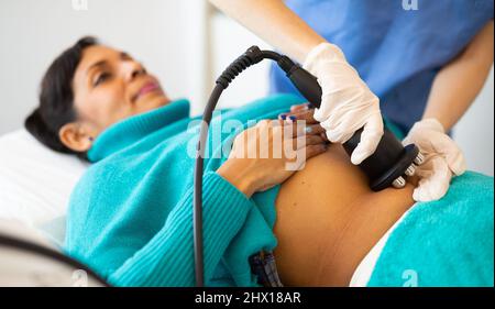 Femme recevant une procédure de levage de l'abdomen par radiofréquence Banque D'Images