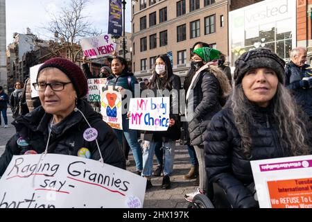 Des manifestants se sont réunis le 8 mars 2022 à l'occasion de la Journée internationale de la femme pour réclamer le droit à l'avortement sur Union Square à New York. Le rallye a été organisé par RiseUp4AbortionRights.org. De nombreux manifestants portaient des bandanas verts pour soutenir les femmes colombiennes, où les avortements ont récemment été légalisés, le vert est la couleur adoptée par le mouvement pro-choix en Colombie. Les manifestants parlent de l'érosion des droits à l'avortement en Amérique et s'inquiètent de la décision prochaine de la Cour suprême dans l'affaire Dobbs contre Jackson Women's Health attendue à la fin du printemps. (Photo de Lev Radin/Sipa USA) Banque D'Images