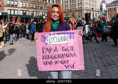 Des manifestants se sont réunis le 8 mars 2022 à l'occasion de la Journée internationale de la femme pour réclamer le droit à l'avortement sur Union Square à New York. Le rallye a été organisé par RiseUp4AbortionRights.org. De nombreux manifestants portaient des bandanas verts pour soutenir les femmes colombiennes, où les avortements ont récemment été légalisés, le vert est la couleur adoptée par le mouvement pro-choix en Colombie. Les manifestants parlent de l'érosion des droits à l'avortement en Amérique et s'inquiètent de la décision prochaine de la Cour suprême dans l'affaire Dobbs contre Jackson Women's Health attendue à la fin du printemps. Vanessa ISA, de Bogota, en Colombie, a rejoint t Banque D'Images