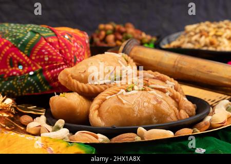 L'Indien Mithai Gujia appelé aussi Gujiya, Pirukiya, Pirukia, Pedakiya, Karanji, Basundi Gughra fait de Ghee Suji farci avec Mawa Khoya Chasni Mava et Banque D'Images