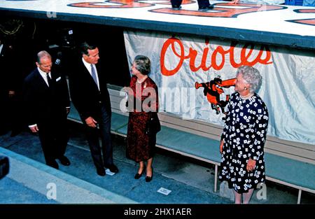 Le président des États-Unis George H.W. Bush, au centre gauche, parle à la reine Elizabeth II de Grande-Bretagne, au centre droit, lorsqu'ils visitent le Memorial Stadium à Baltimore, Maryland, pour voir les Oakland Athletics jouer les Baltimore Orioles le 15 mai 1991. Sur la photo à gauche se trouve le prince Philip, duc d'Édimbourg, et à droite, la première dame Barbara Bush. L'Athlétisme a gagné le match 6 - 3. Crédit: Arnie Sachs/CNP Banque D'Images