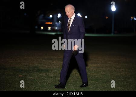 Washington, DC. 8th mars 2022. Le président des États-Unis Joe Biden marche sur la pelouse sud de la Maison Blanche lorsqu'il arrive après un voyage à fort Worth, Texas, le 8 mars 2022 à Washington, DC. Credit: Oliver Contreras/Pool via CNP/dpa/Alay Live News Banque D'Images