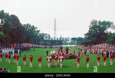 Le président des États-Unis George H.W. Bush et la reine Elizabeth II de Grande-Bretagne observent une représentation de la « vieille garde Fife and Drum Corps » lors d’une cérémonie d’arrivée d’État sur la pelouse sud de la Maison Blanche à Washington, DC, le 14 mai 1991. La première dame Barbara Bush et le prince Philip, le duc d'Édimbourg, regardent aussi. Crédit: Arnie Sachs/CNP Banque D'Images